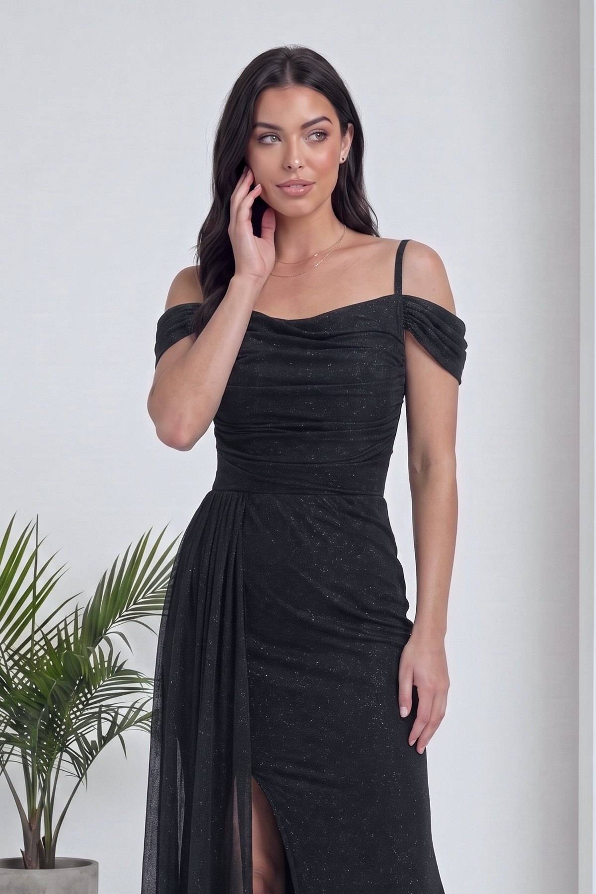simli siyah ince askılı kuyruklu yırtmaçlı abiye elbise yakından uzun boy 