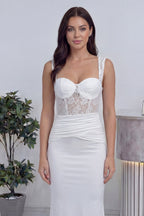 Dantel askılı yakın detay, cuplu beyaz kadın abiye elbise 