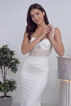 Yakından dantel detay transparan büzgülü beyaz kadın nikah abiyesi