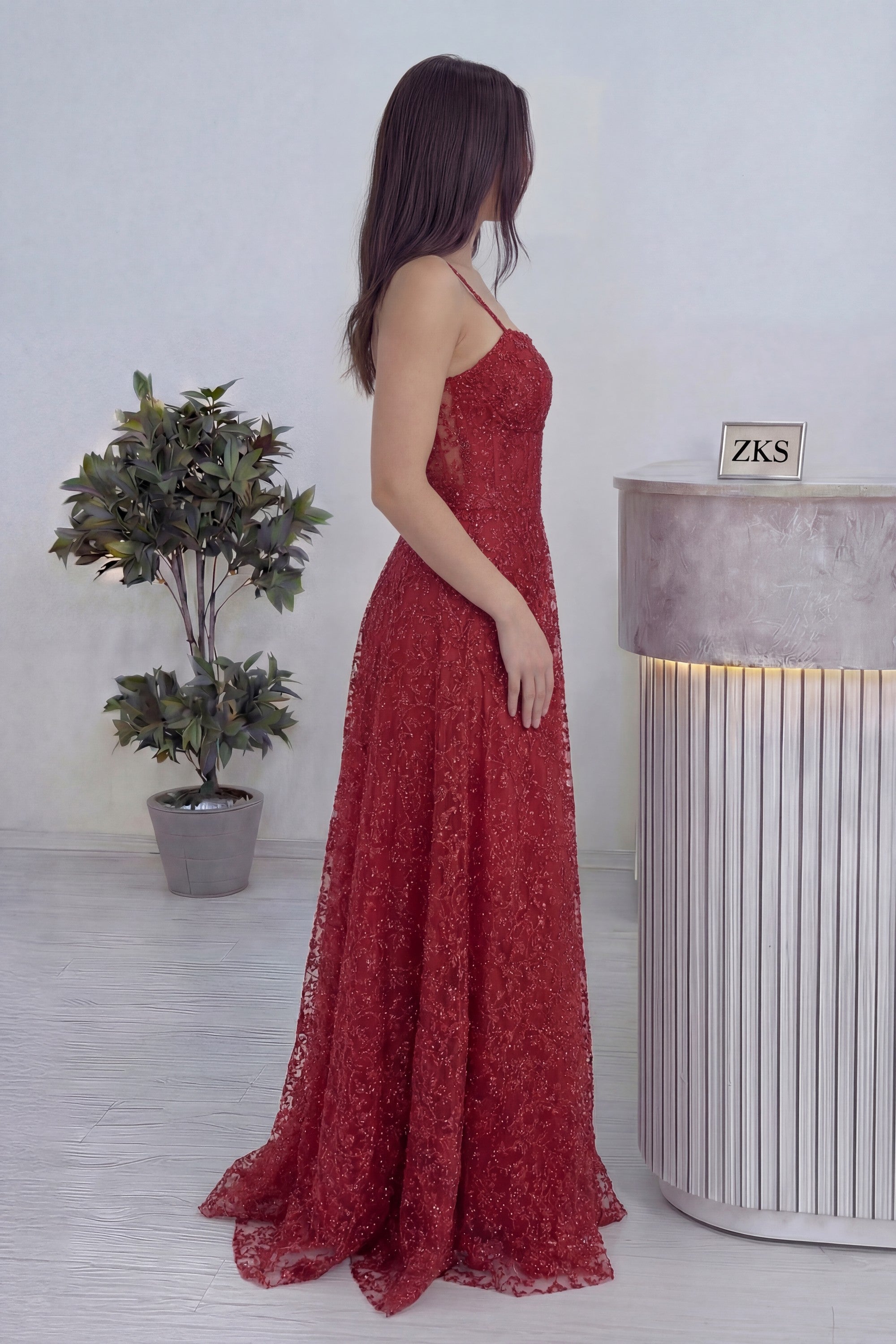 Uzun kırmızı simli dantelli transparan detaylı abiye elbise yan duruş 