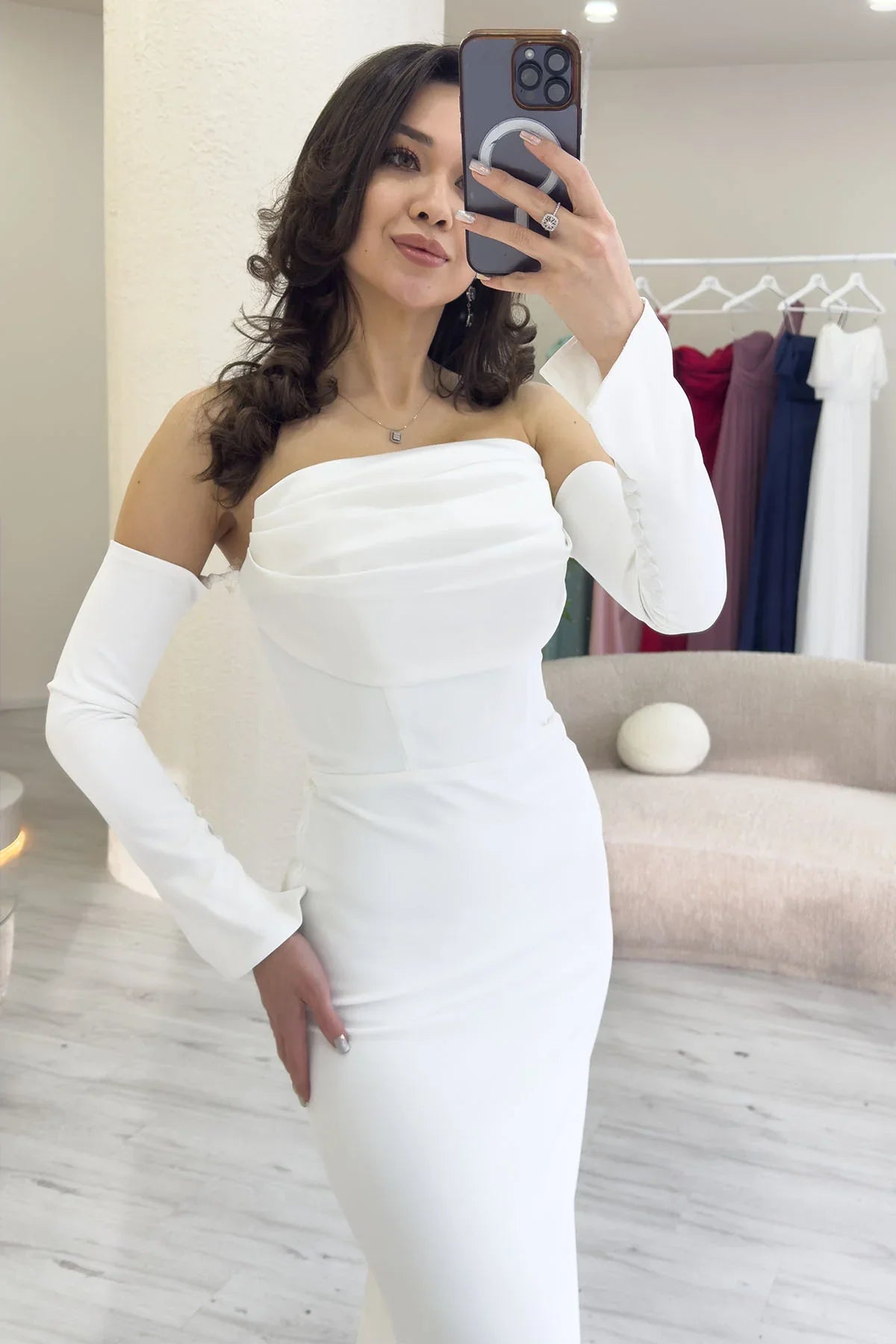 Kadın Beyaz Straplez Kol Aksesuarlı Balık Saten Alya Elbise