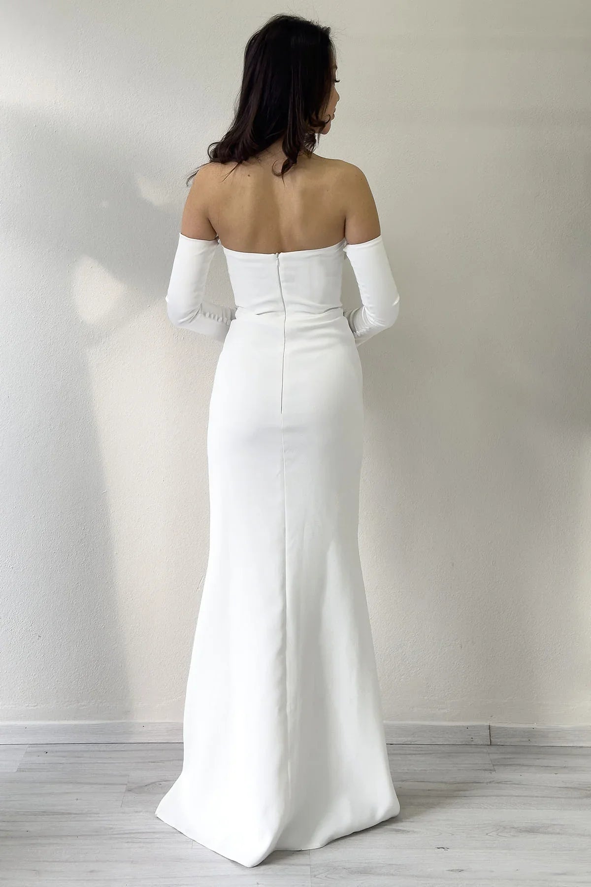 Kadın Beyaz Straplez Kol Aksesuarlı Balık Saten Alya Elbise