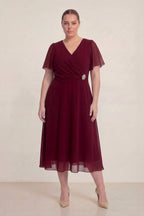 Büyük Beden Bordo Şifon Midi Abiye – Kruvaze Broş Detaylı