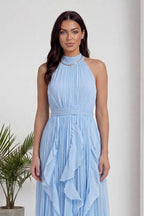 Bebe mavisi zarif halter yaka elbise altın rengi kolye ile ön detay