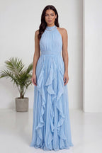 Beli ince kemerli, bebe mavisi halter yaka fırfırlı uzun mezuniyet elbisesi tam boy görünüm