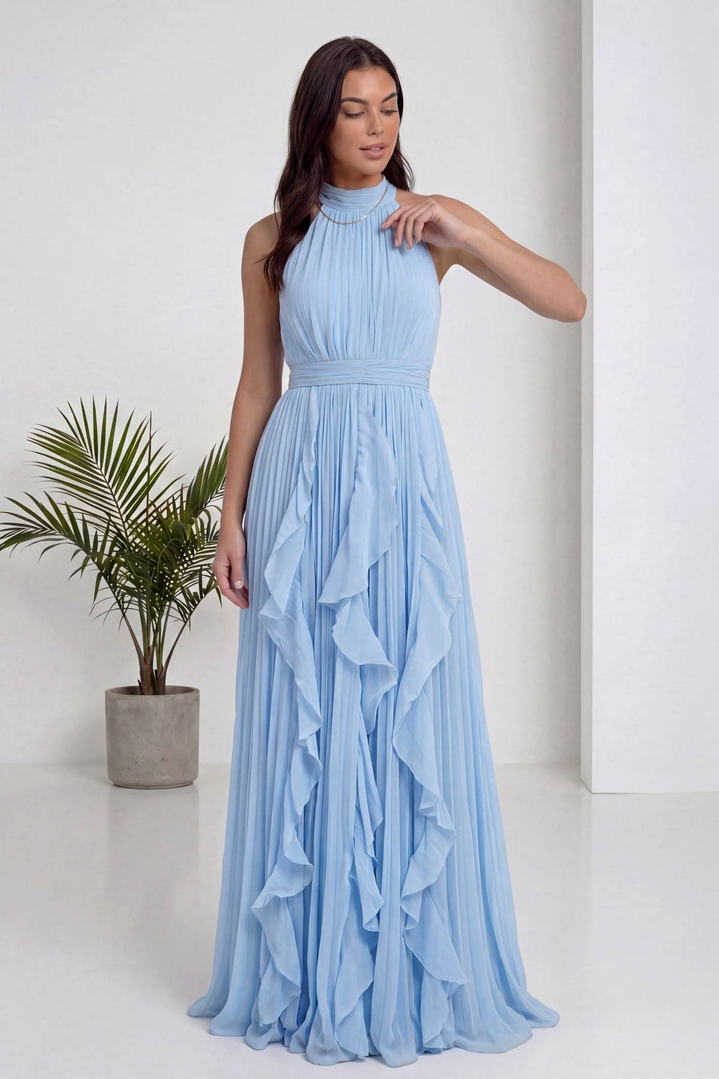 Elbisenin zarif halter yaka ve omuz detayları bebe mavisi renkte ön planda