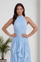 Bebe mavisi halter yaka mezuniyet elbisesi modeli ön kısmıyla şık duruyor