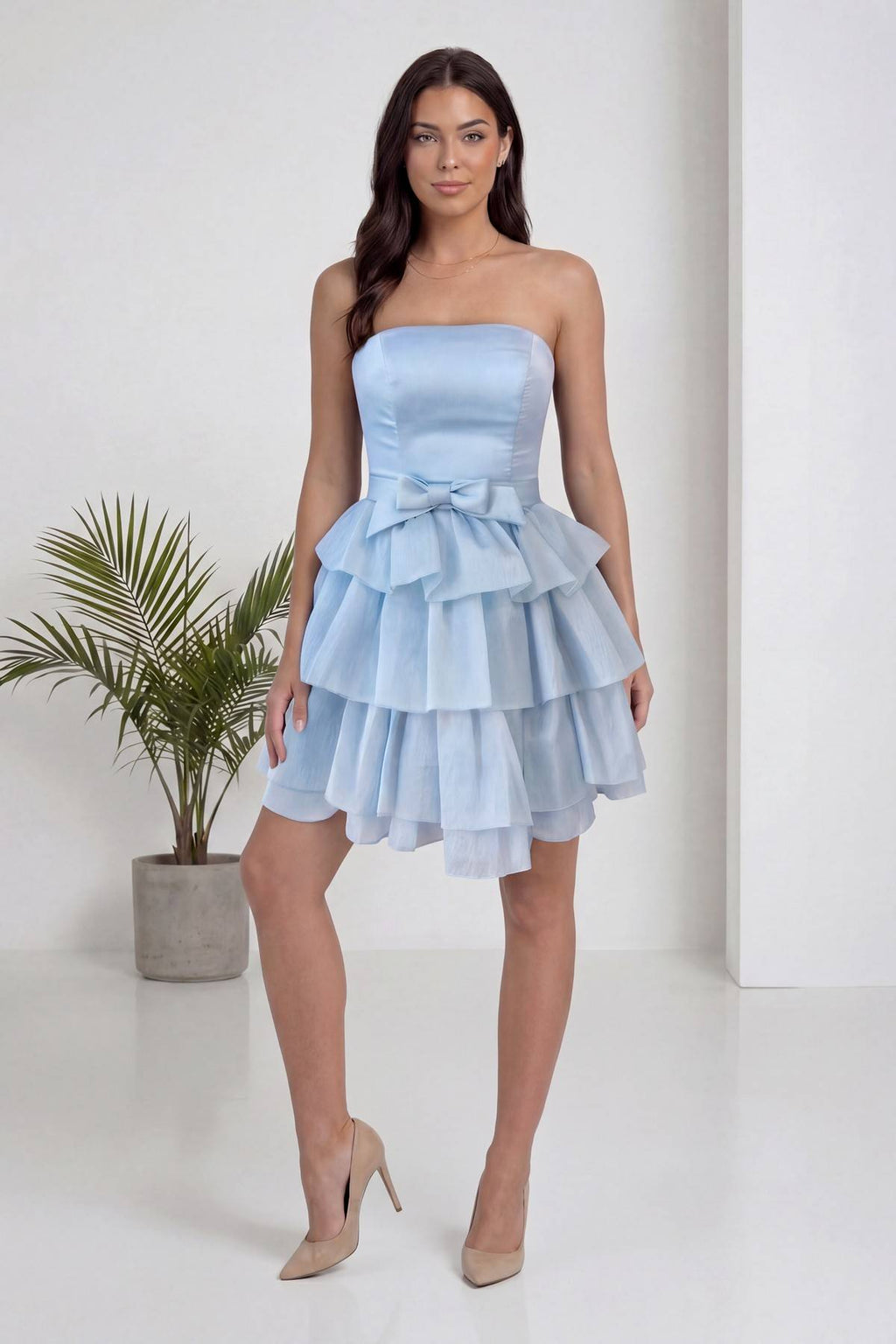 The ZKS bebe mavisi straplez fırfır etekli kısa abiye elbise yan duruş