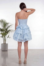 Kısa bebe mavisi straplez abiye elbise, arkadan fermuar detayı ve fırfırlı etek