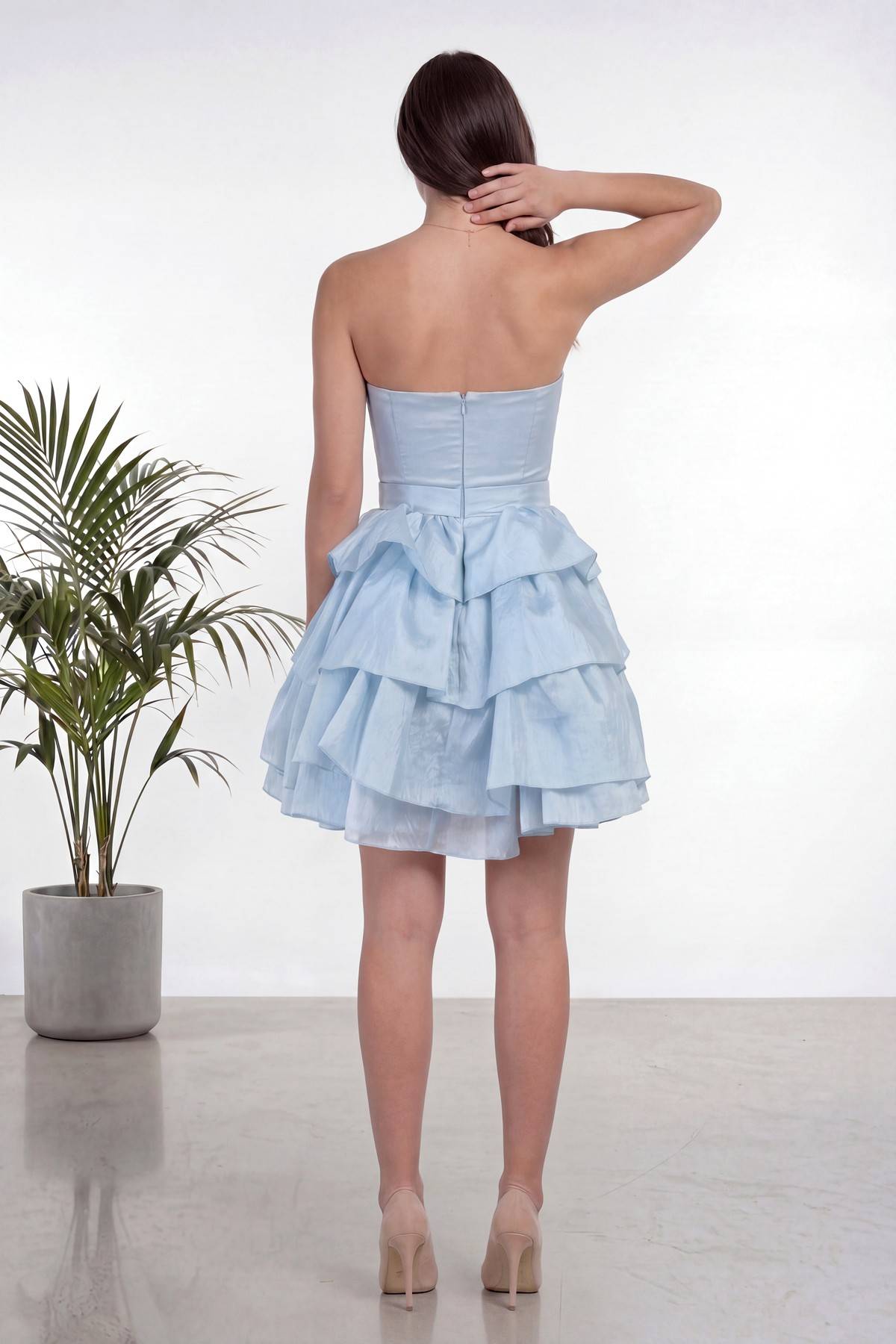 Kısa bebe mavisi straplez abiye elbise, arkadan fermuar detayı ve fırfırlı etek