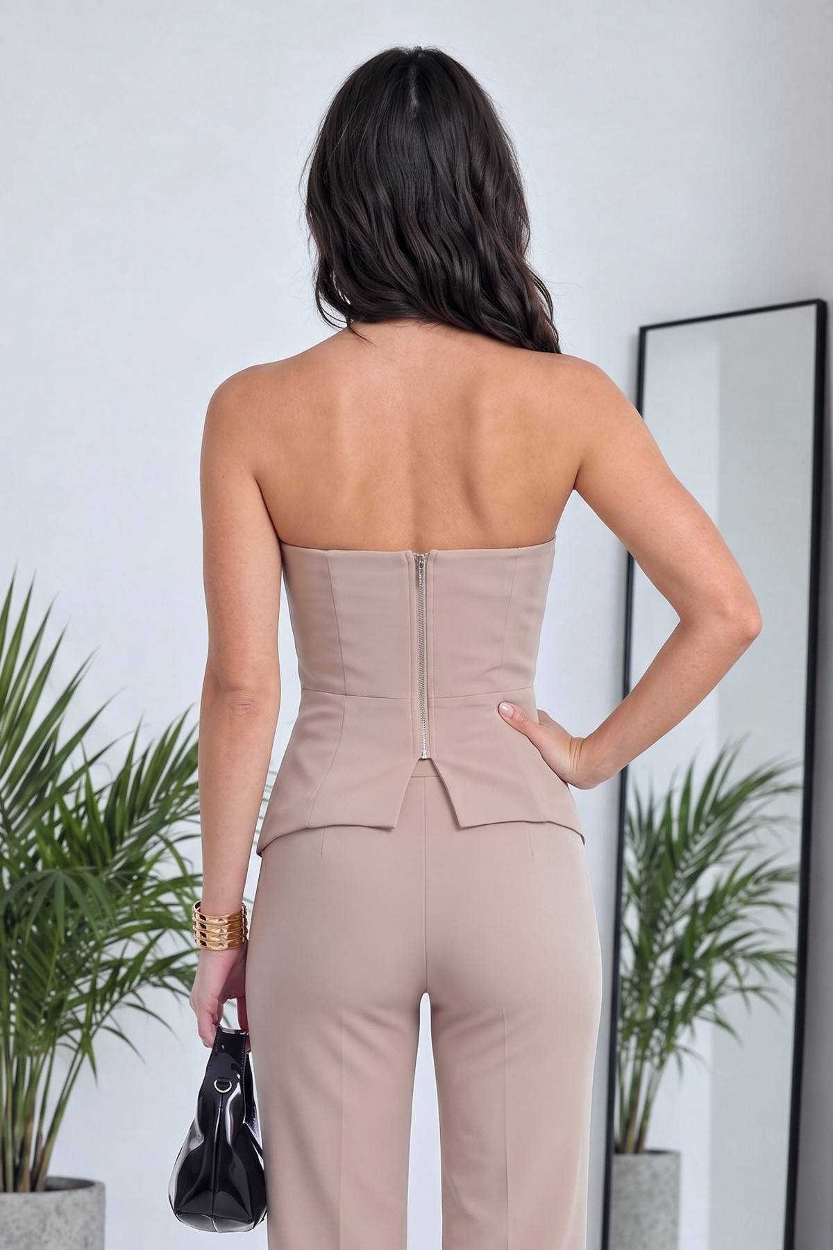 The ZKS bej straplez bluz ve flare pantolon ikili takımın arka görünümü, bluzun fermuar detayı ve pantolonun dikişleri görülüyor