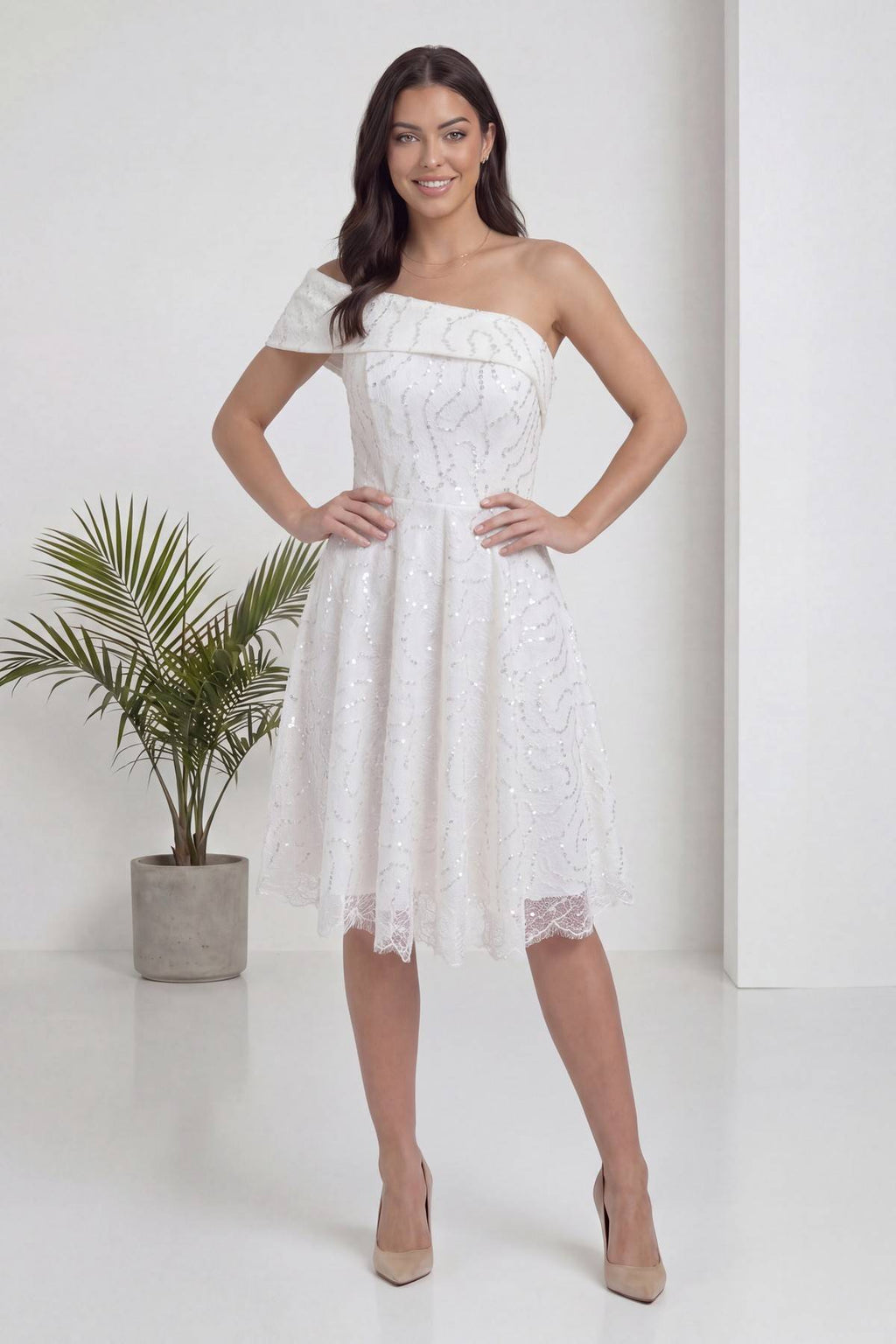 The ZKS beyaz tek omuz asimetrik kesim abiye elbise, ön görünüm, payetli ve dantel detaylı
