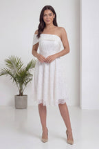 The ZKS beyaz asimetrik tek omuz işlemeli abiye elbise, ön tam görünüm, kloş etekli