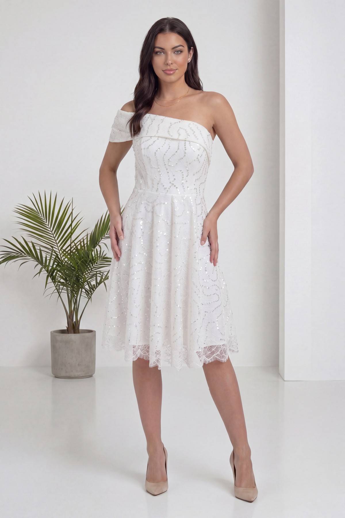 The ZKS beyaz tek omuz asimetrik abiye elbise, ön detay, işlemeli üst kısım ve payetler