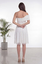 The ZKS beyaz tek omuzlu abiye elbise, arka görünüm, fermuar detayı ve dantel etek ucu