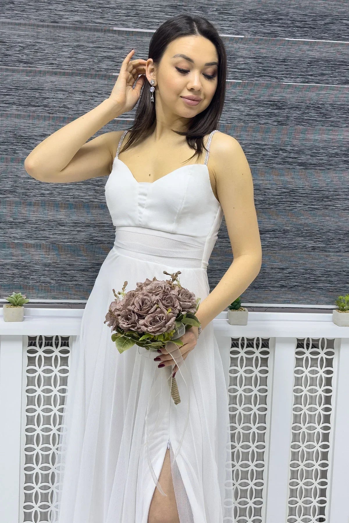 Kadın Beyaz Taş Askılı Ayarlanabilir Yırtmaçlı Büyük Beden Abiye Elbise

