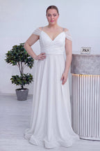 The ZKS beyaz kruvaze yaka büyük beden abiye elbise, V yaka ve kruvaze drapeli üst kısım