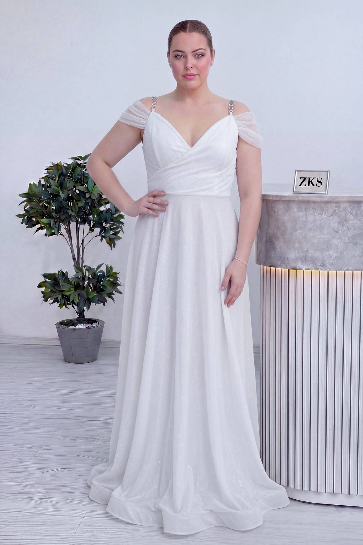 The ZKS beyaz kruvaze yaka büyük beden abiye elbise, V yaka ve kruvaze drapeli üst kısım