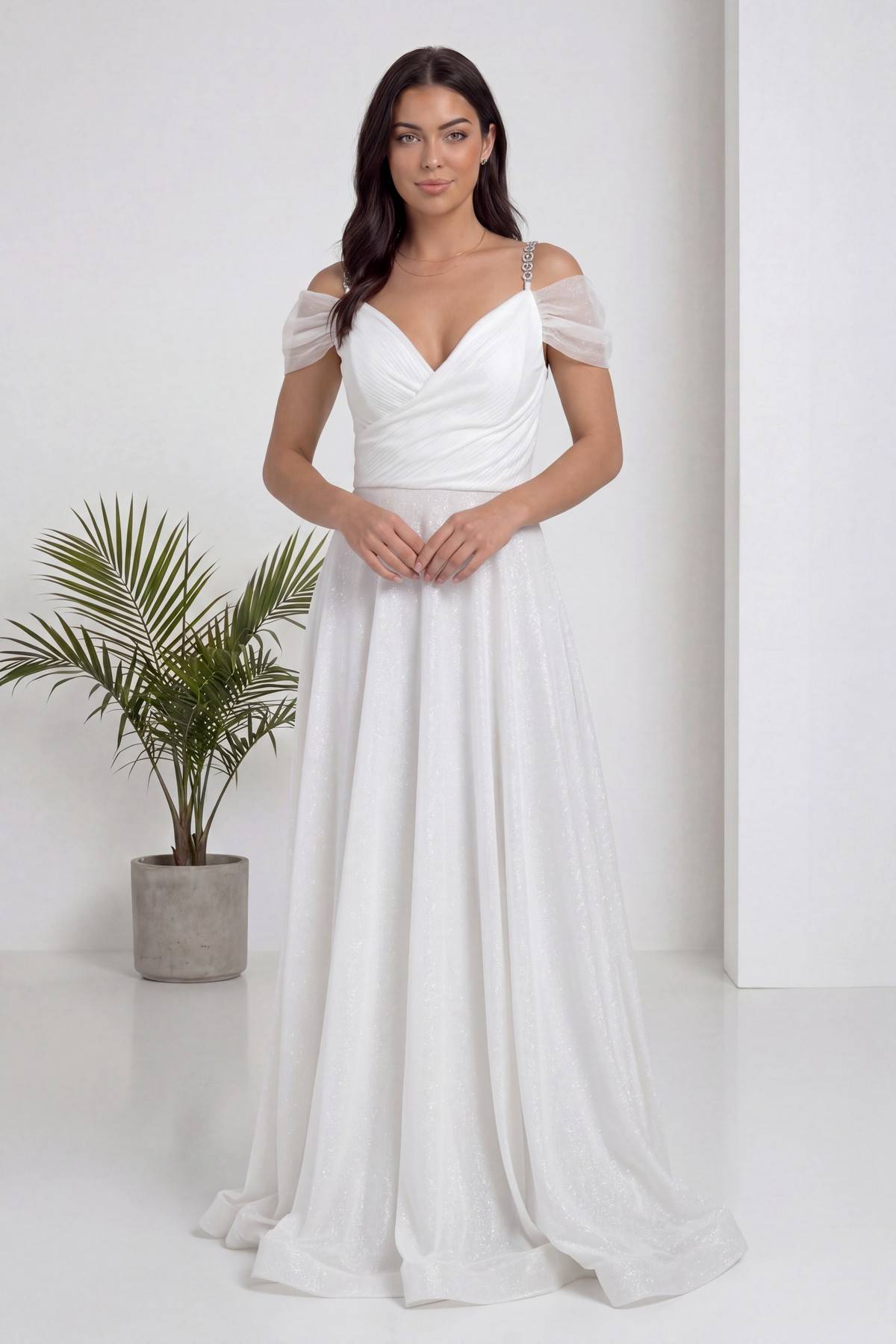 The ZKS beyaz kruvaze abiye elbise, V yaka, şeffaf tül detaylı kısa kollar ve parlak etek kısmı