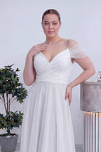 The ZKS beyaz büyük beden kruvaze abiye elbise, V yaka dekoltesi ve omuzlardaki taş işlemeleri yakından