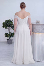 The ZKS beyaz kruvaze abiye elbisenin arka görünümü, sırt dekoltesi ve fermuar detayı