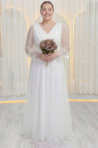 ZKS büyük beden beyaz tül V yaka abiye elbise, uzun kollu, ön görünüm, elinde buket tutuyor