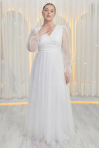 ZKS büyük beden beyaz V yaka tül abiye elbise, uzun kollu, ön görünüm, göğsüne dokunuyor