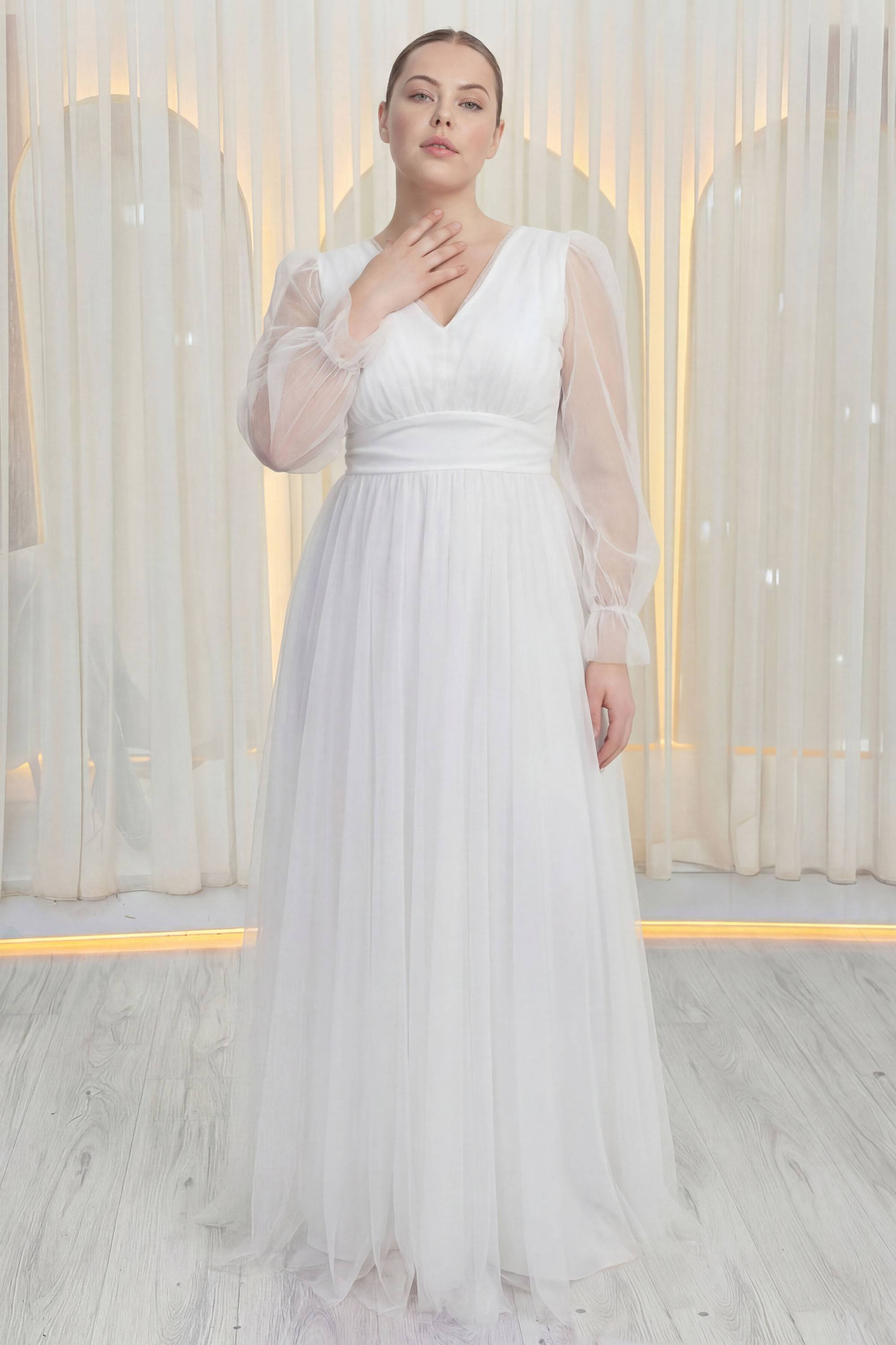 ZKS büyük beden beyaz V yaka tül abiye elbise, uzun kollu, ön görünüm, göğsüne dokunuyor