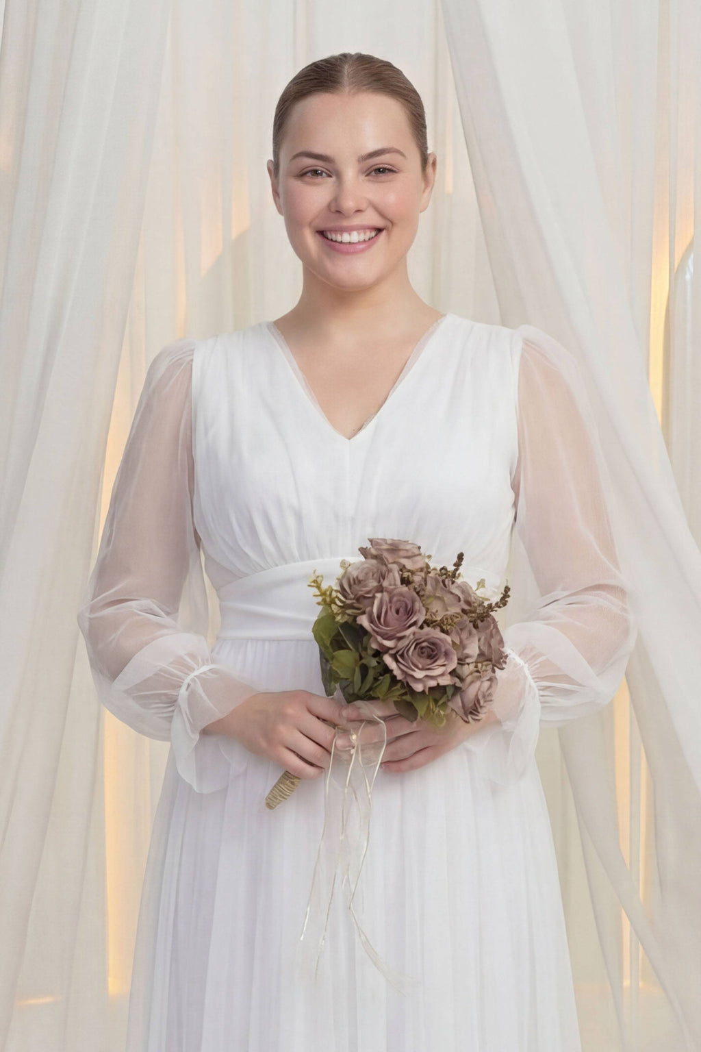 ZKS büyük beden beyaz V yaka tül abiye elbise, uzun kollu, ön görünüm, gülümseyerek elinde buket tutuyor