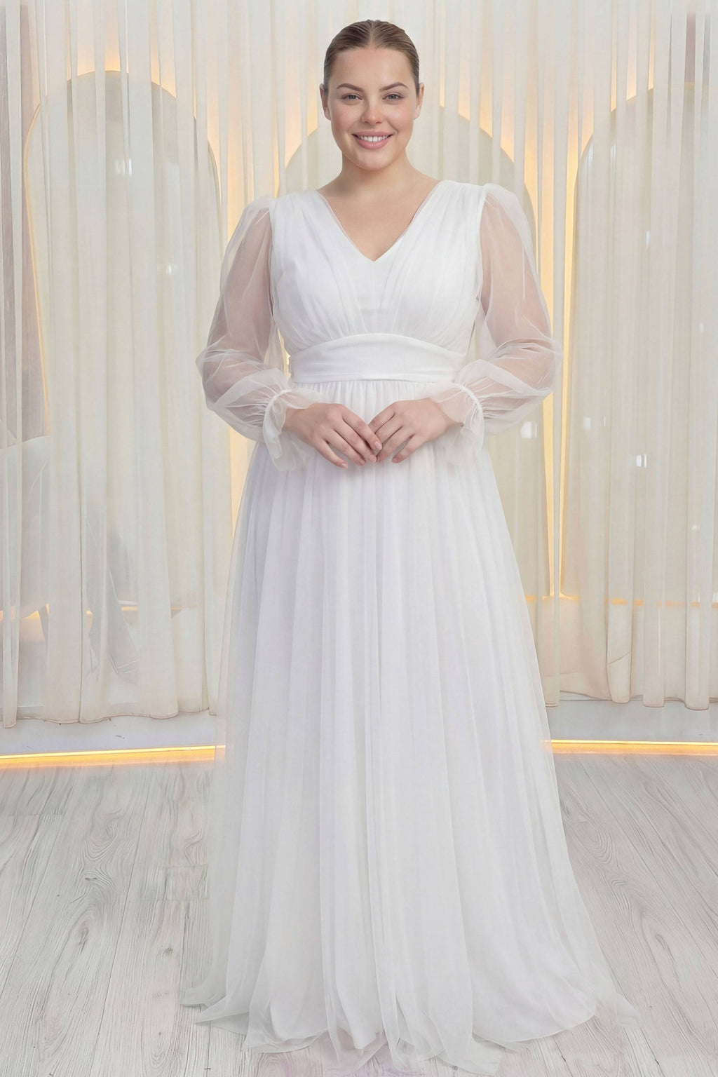 ZKS büyük beden beyaz V yaka tül abiye elbise, uzun kollu, ön görünüm, elleri kavuşmuş