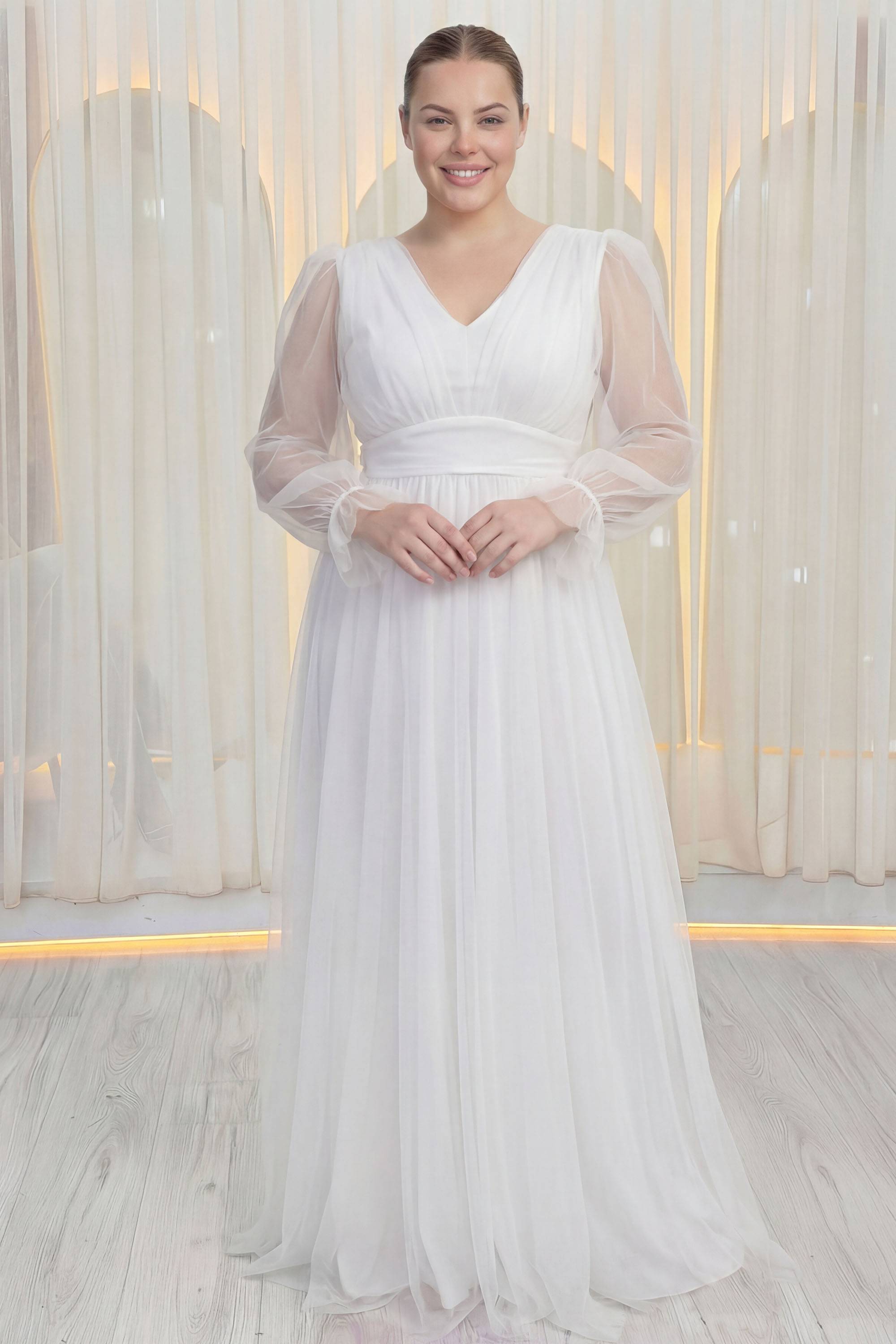 ZKS büyük beden beyaz V yaka tül abiye elbise, uzun kollu, ön görünüm, elleri kavuşmuş