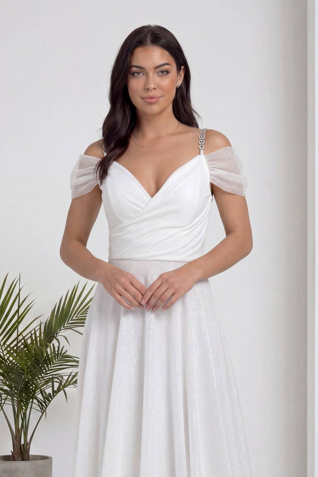 Beyaz simli, düşük omuzlu, zarif piliseli V yaka abiye elbise ön detay