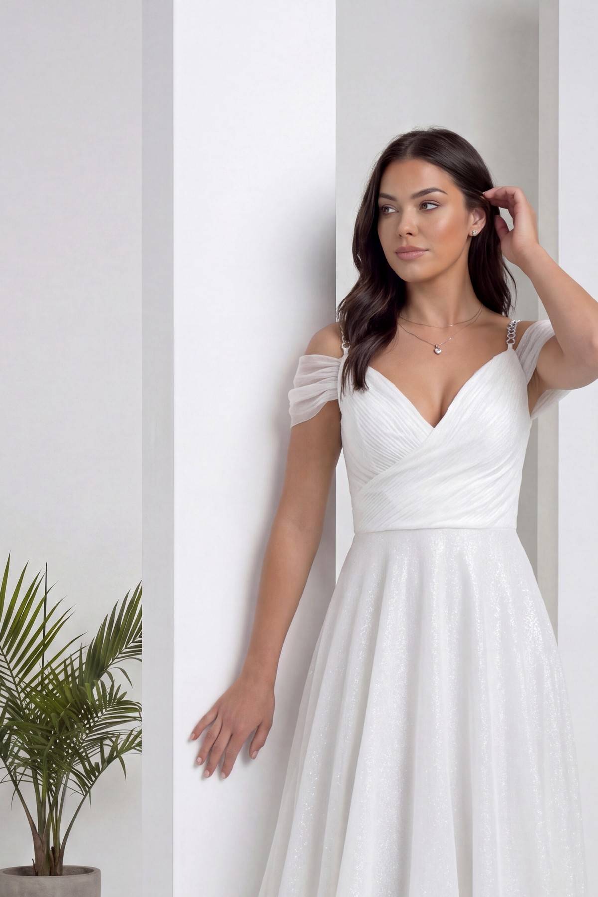 Beyaz simli, V yaka, düşük omuzlu abiye elbisenin zarif göğüs ve omuz detayları