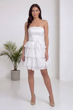 Beyaz Straplez Fiyonklu Fırfır Etekli Kısa Abiye Elbise  - Beyaz
