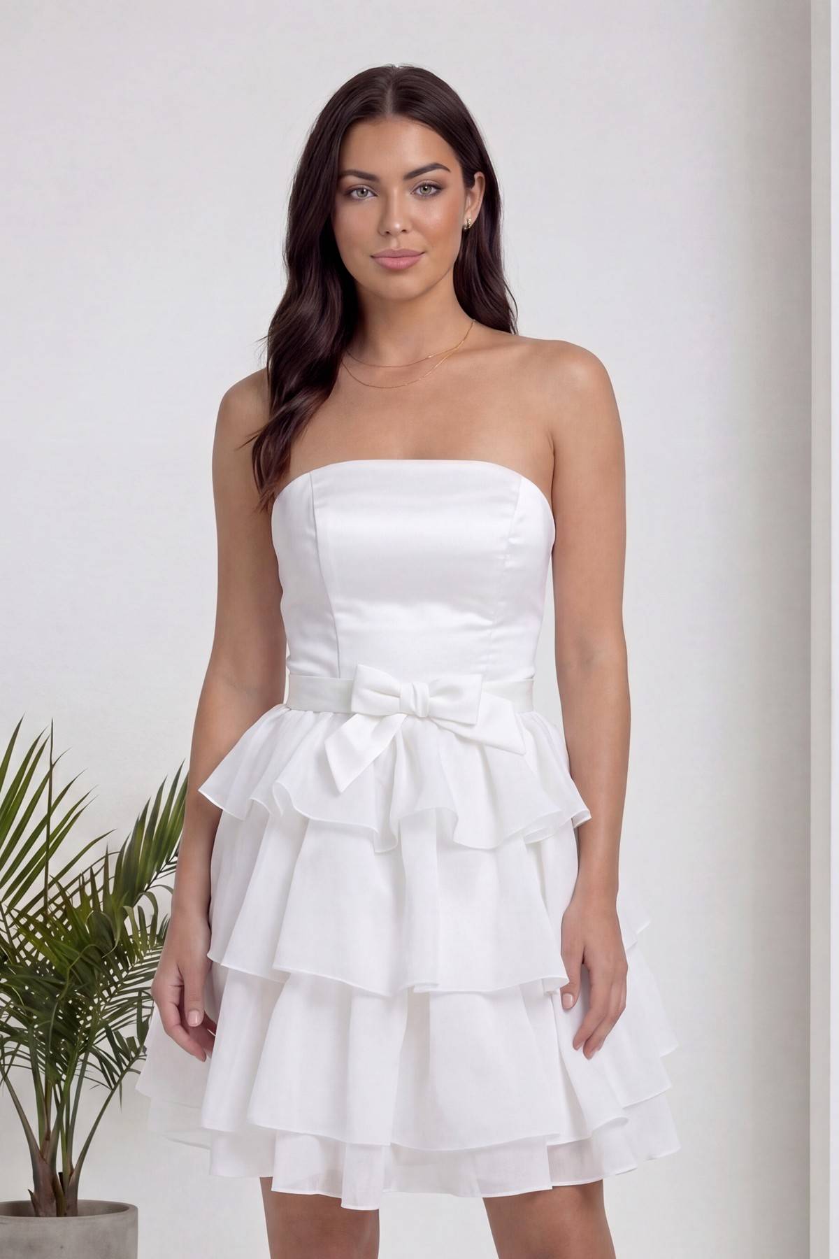 Beyaz Straplez Fiyonklu Fırfır Etekli Kısa Abiye Elbise  - Beyaz