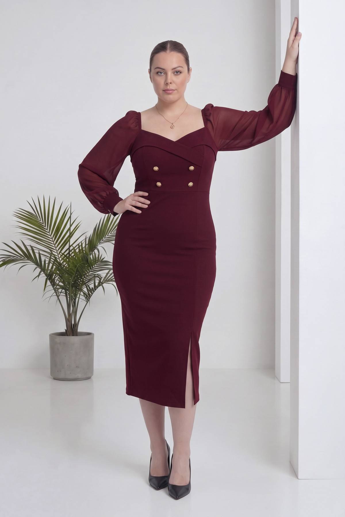 Bordo midi elbise kalp yaka, balon kollu, kruvaze gold düğme detaylı, duvara yaslanmış model