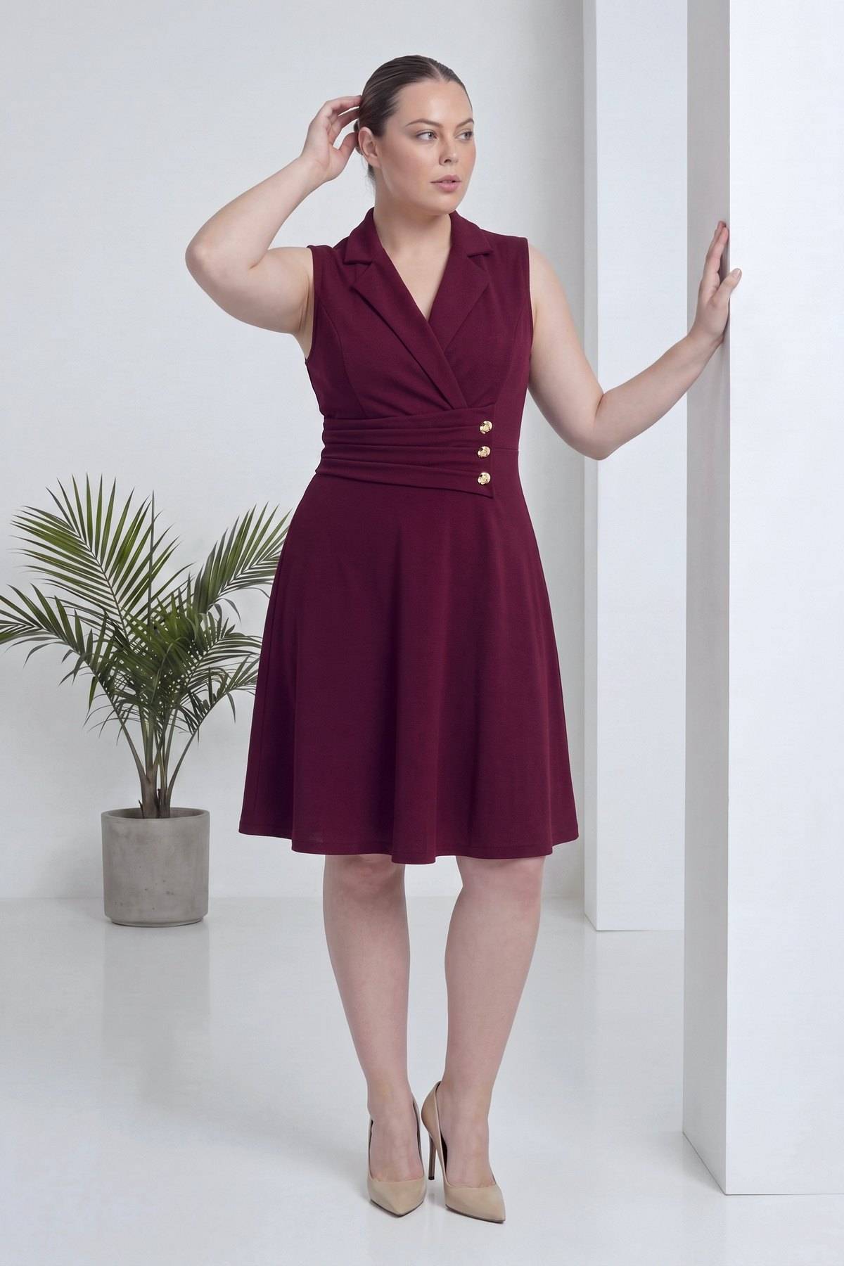 Kruvaze yaka bordo elbise modelin elini saçına götürdüğü poz