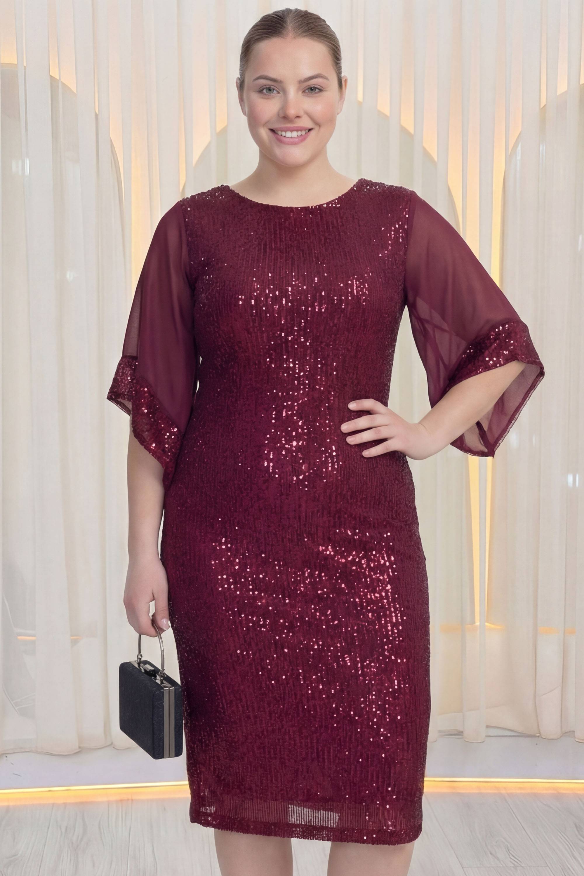 Bordo pulpayetli midi elbise, ZKS büyük beden, şeffaf kollu, yan duruş, elde çanta detayı