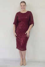 ZKS büyük beden bordo pulpayetli midi elbise, şeffaf kollu, duvara yaslanmış tam boy görünüm