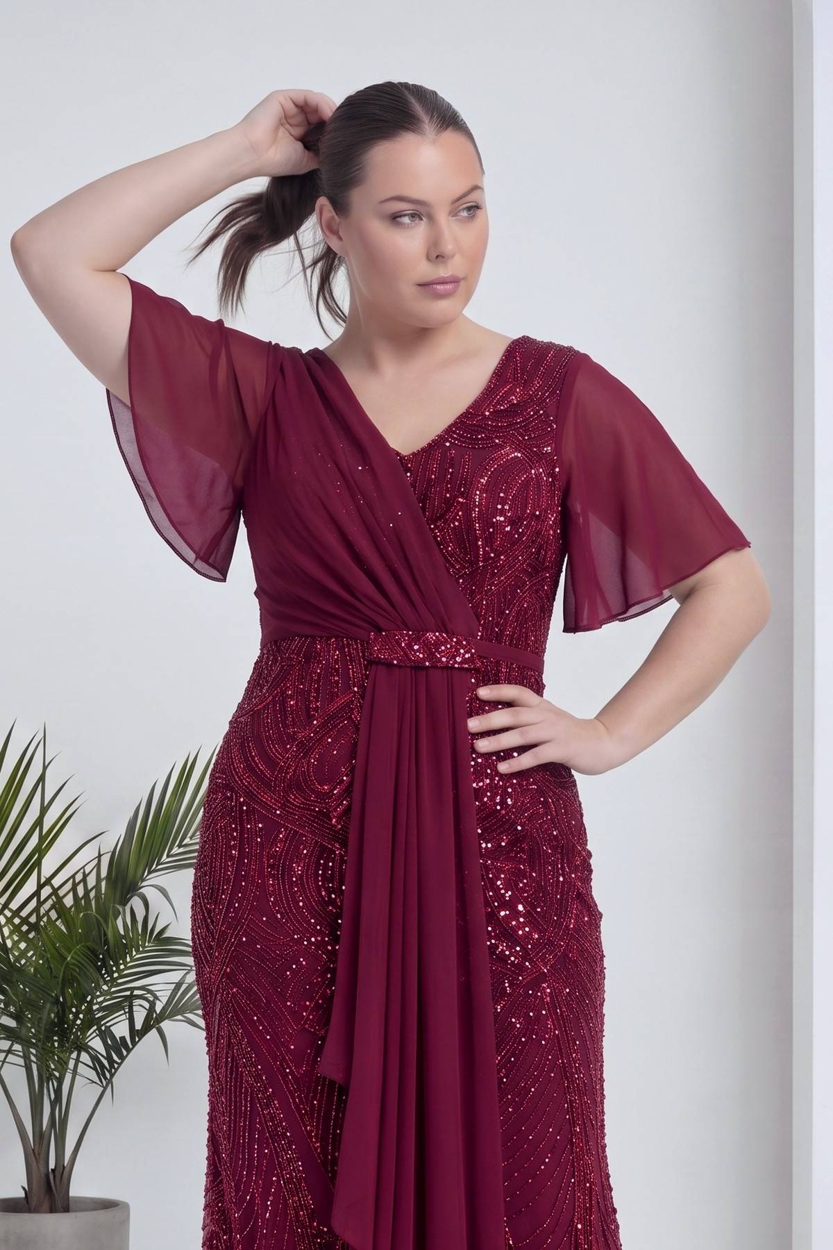 Bordo şifon balık kesim abiye elbise, V yaka, kelebek kollu, saçını düzelten model
