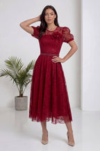 Bordo dantel midi elbise balon kollu, göğüs kısmında çiçek aksesuarı ve parlak detaylar