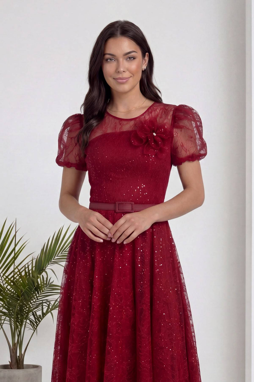 Bordo midi abiye elbise, balon kol ve şeffaf üst kısım detayları ile önden görünüm