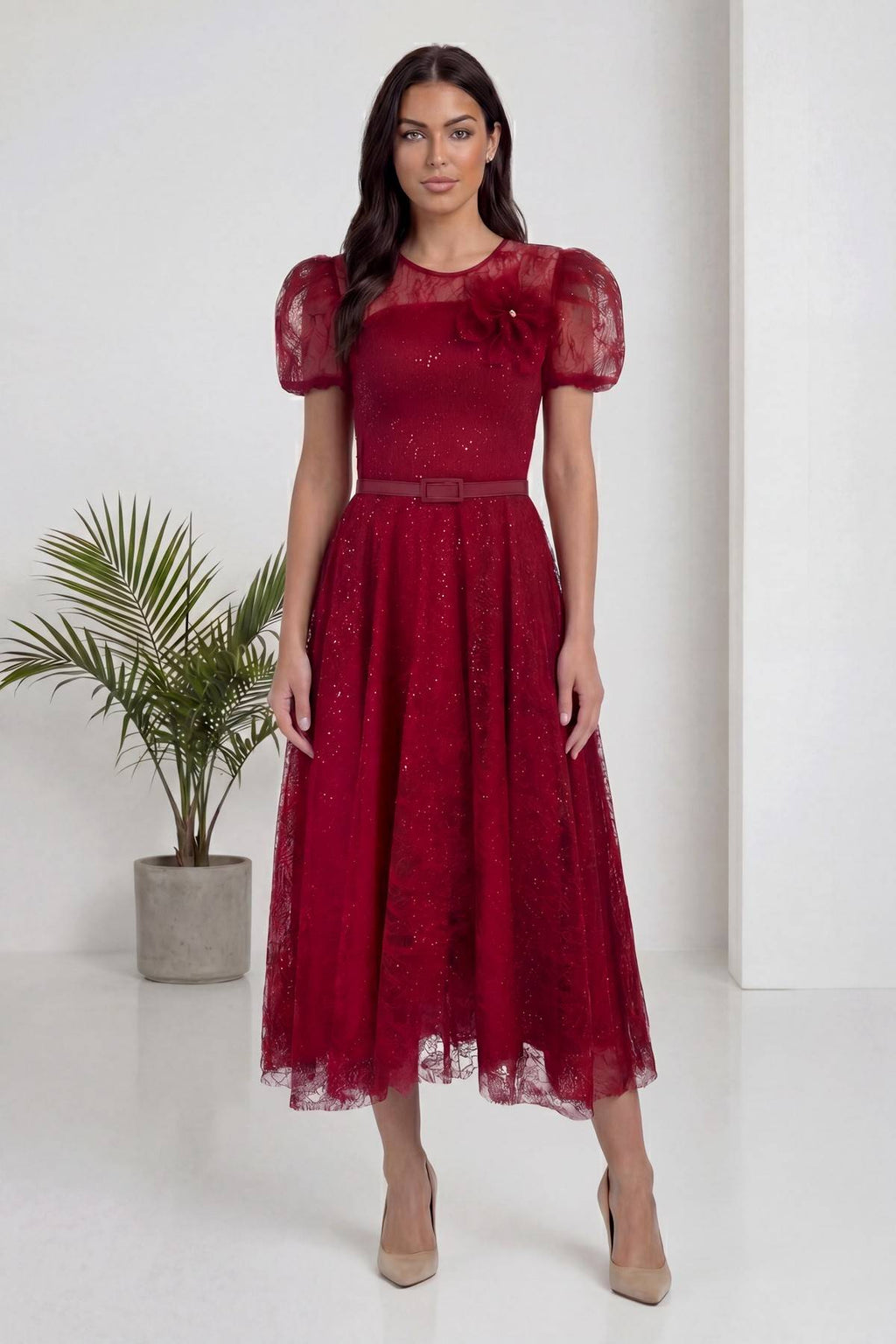 Kadın bordo dantel midi elbise, balon kol ve belde kemer detayıyla tam görünüm
