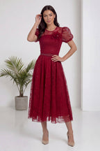 Bordo dantel midi elbise, balon kol ve çiçek aplikeli şık tasarım ön planda