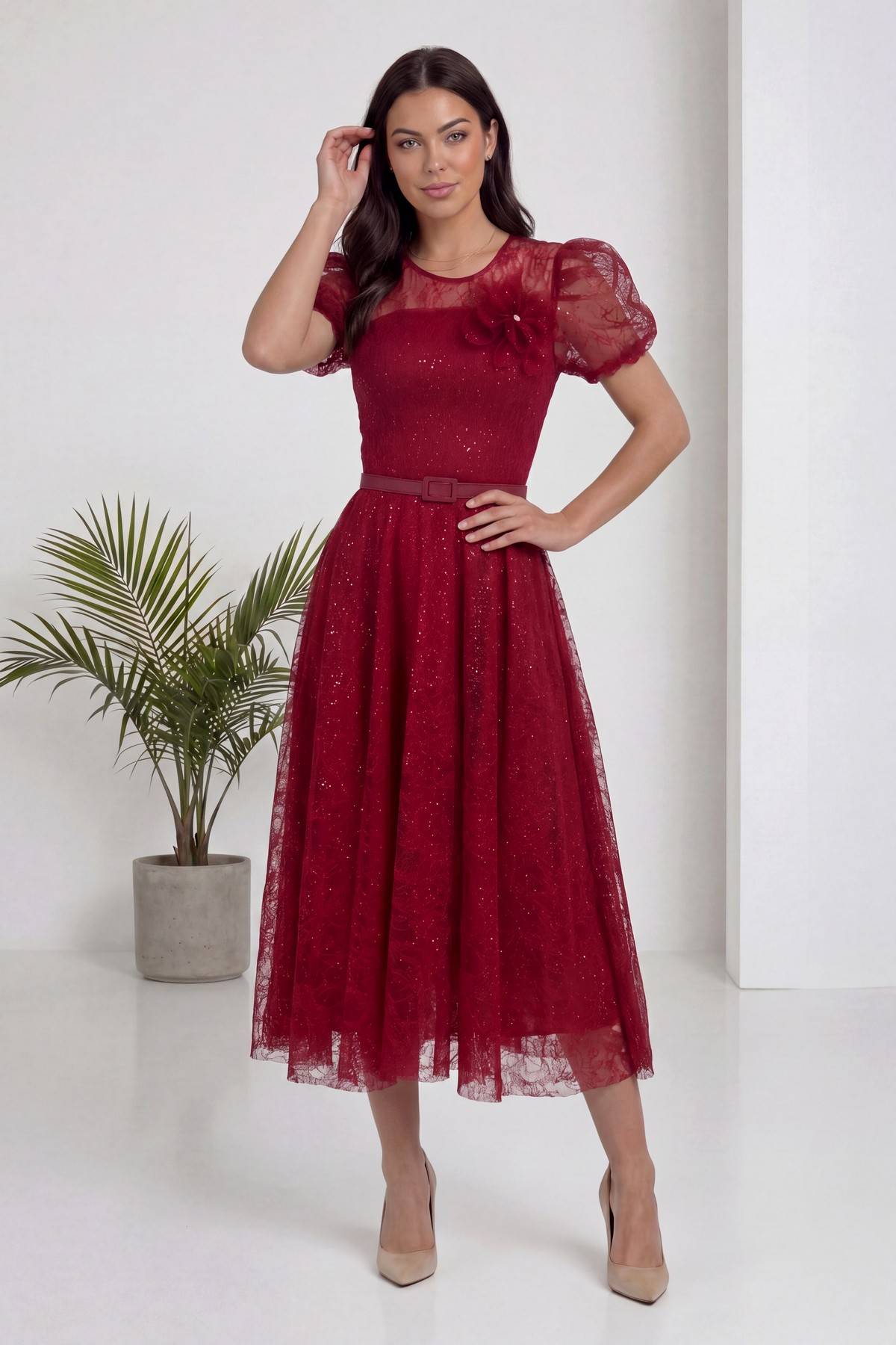 Bordo dantel midi elbise, balon kol ve çiçek aplikeli şık tasarım ön planda