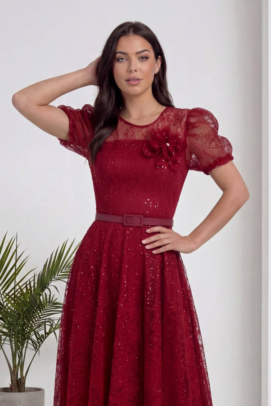 Bordo midi abiye, şeffaf balon kollu, göğüs kısmında çiçek detayı ve parlak pullar