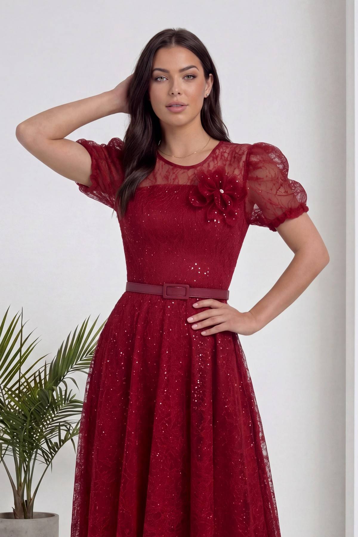 Bordo midi abiye, şeffaf balon kollu, göğüs kısmında çiçek detayı ve parlak pullar