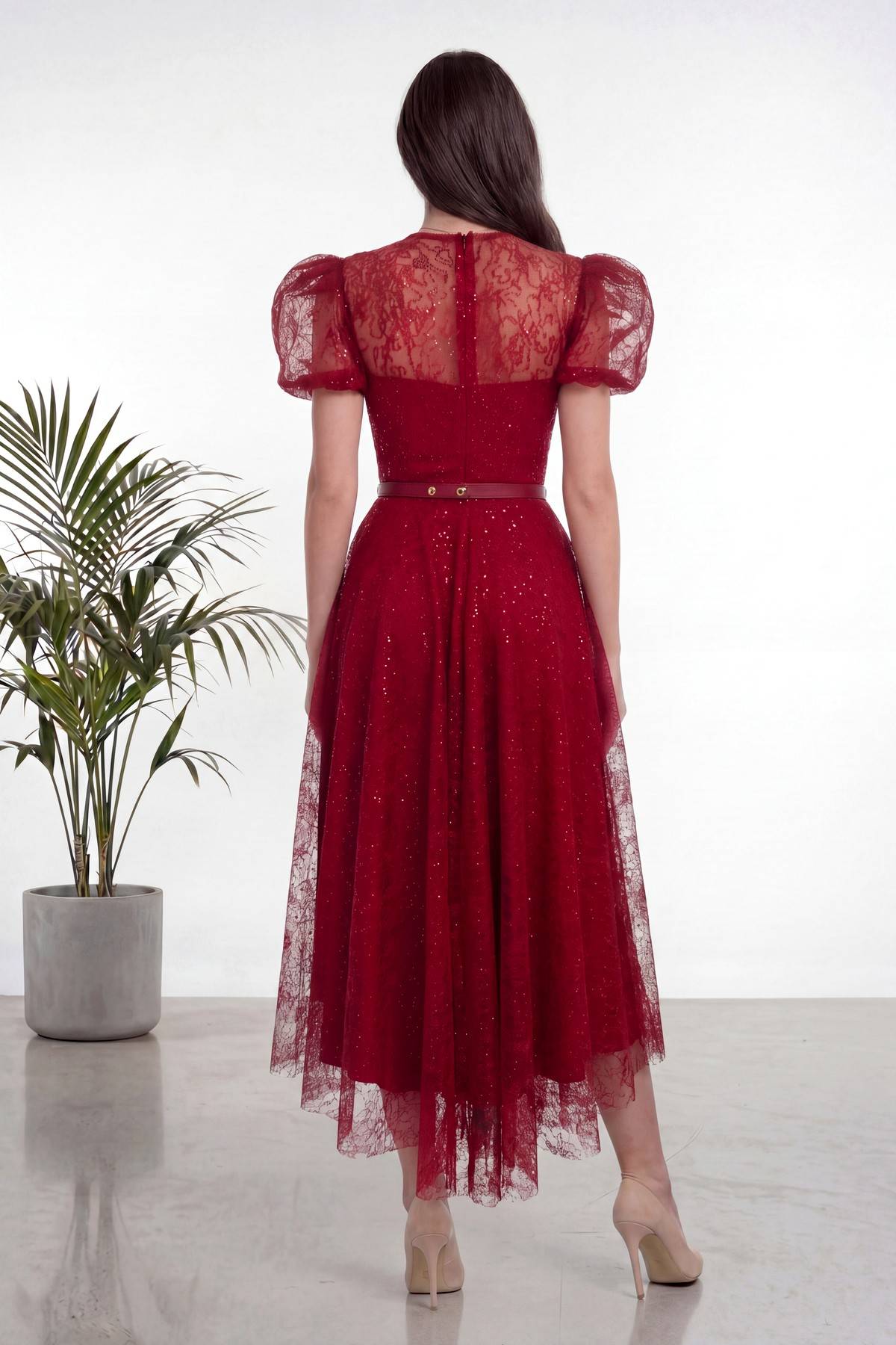 Bordo dantel midi elbise, balon kol ve parlak detaylar, elbisenin arkadan görünümü