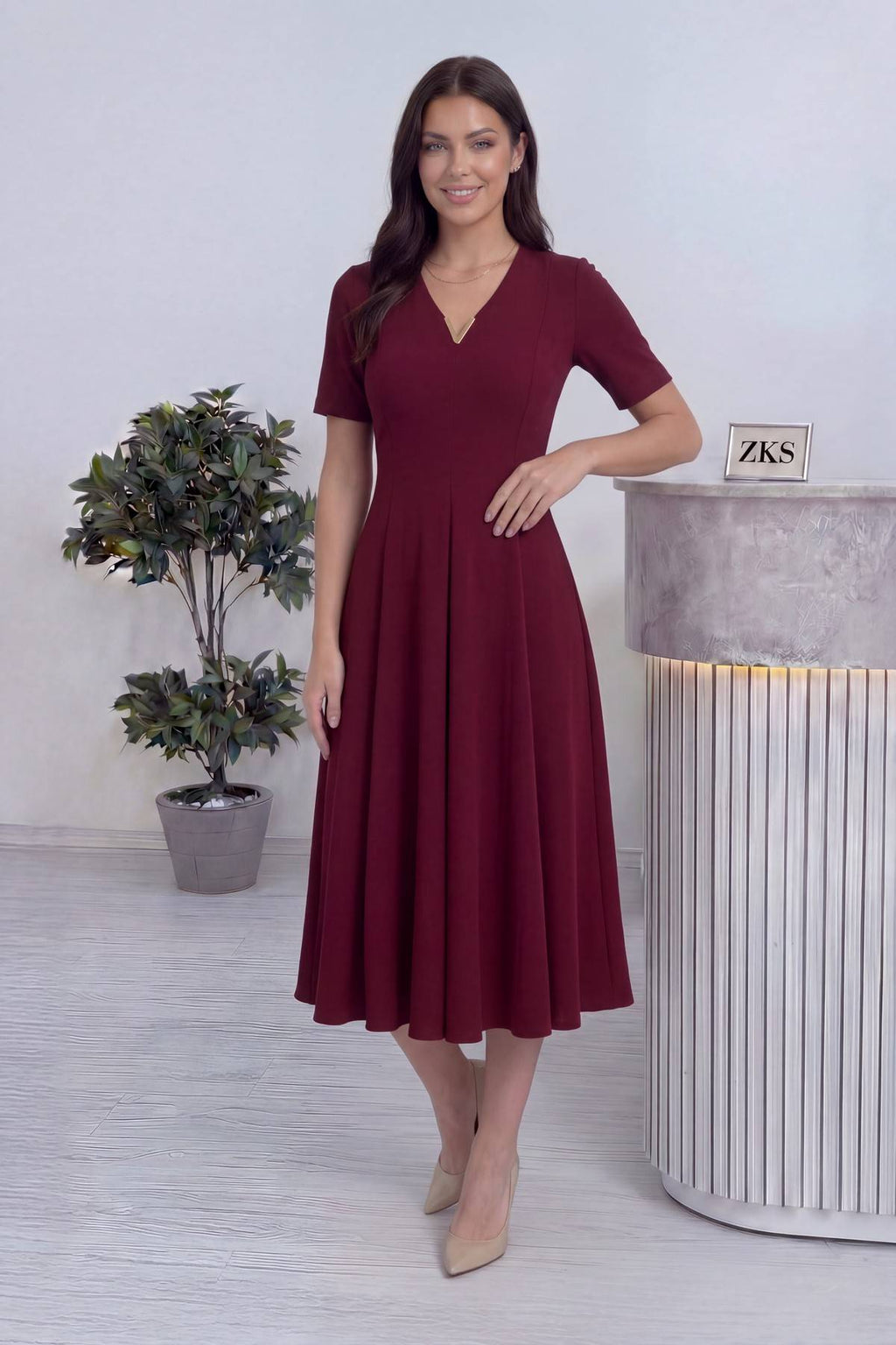 Eli belinde, bordo elbise kısa kollu krep v yaka pileli günlük için