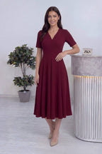 Eli belinde, bordo elbise kısa kollu krep v yaka pileli günlük için